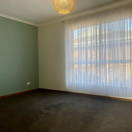 2 bedroom unit - Close to town - Photo 1