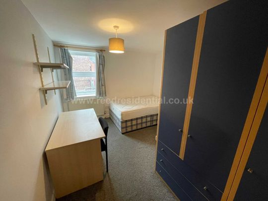 Castle Boulevard, Lenton, England - Photo 1