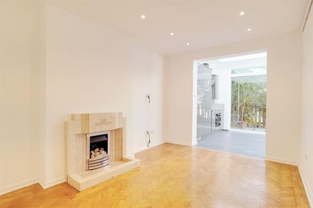 3 bedroom Flat To Let - Photo 2