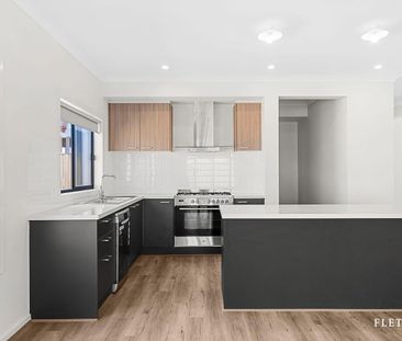 Spacious Four-Bedroom Home with Multiple Living Areas in Tarneit - Photo 5