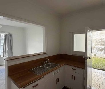 WELL PRESENTED ONE BEDROOM middle flat in great location: - Photo 2