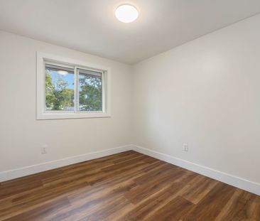 Freshly Updated 3 Bedroom Townhouse! - Photo 3