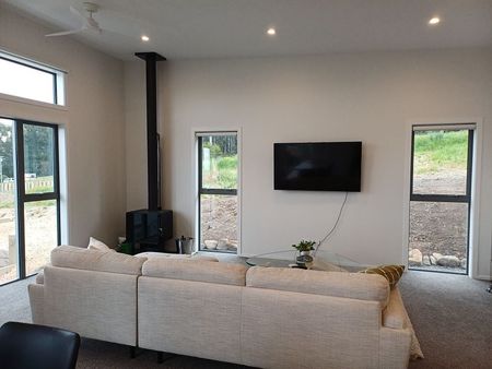 Modern 3BR Home in Abbotsford - Photo 3