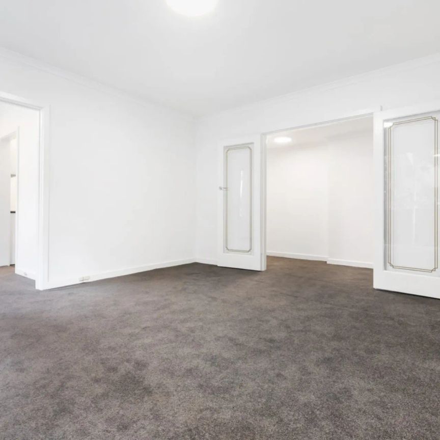 Spacious Two-Bedroom Apartment in Prime Toorak Location - Photo 1