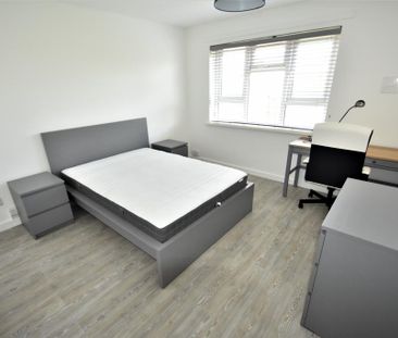 3 bedroom flat to rent - Photo 4