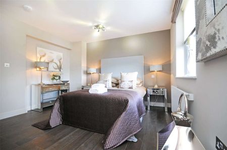 Refurbished three bedroom flat set over the first floor of a smart modern gated apartment block. - Photo 4