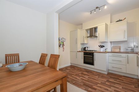 2 bedroom Flat To Let - Photo 5