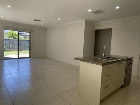 Spacious Family Living in Cranbourne North - Photo 2