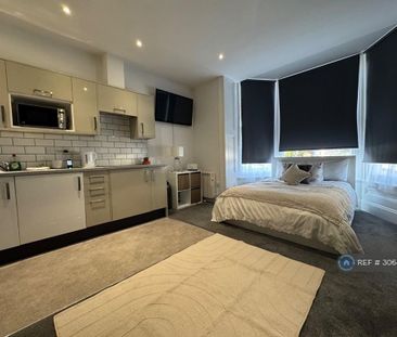 Studio to rent - Photo 2
