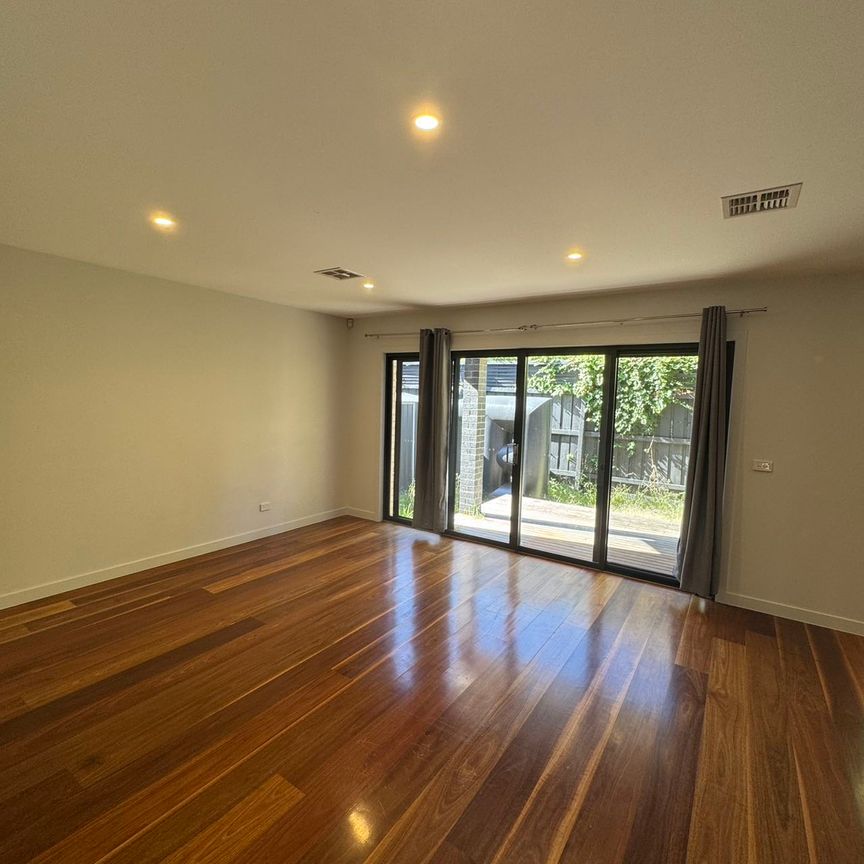 Stylish 3-Bedroom Townhouse in Prime Box Hill Location! - Photo 1