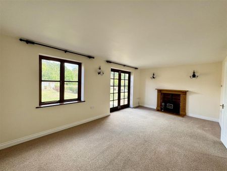 4 bedroom detached house to rent - Photo 2
