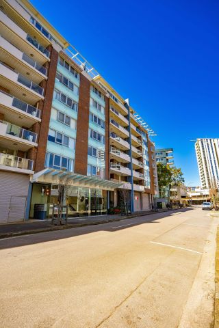 Spacious Inner-City Living with Stunning Harbour Views - Photo 5