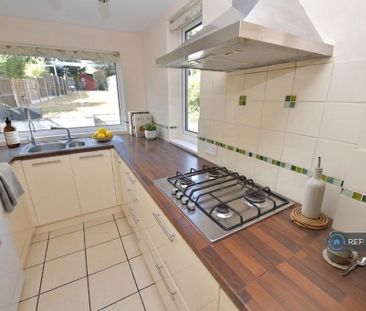3 bedroom semi-detached house to rent - Photo 4