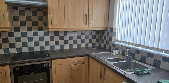 3 bedroom flat to rent - Photo 2