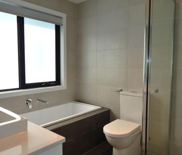 Beautifully Presented Modern Townhouse! - Photo 3