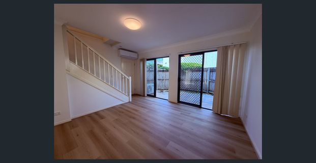 Spacious & Stylish 3-Bedroom Townhouse in Prime Redcliffe Location - Photo 1