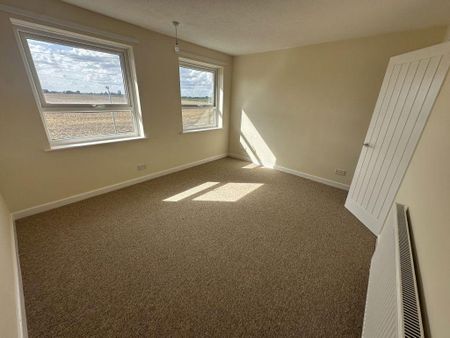 2 bedroom semi-detached house to rent - Photo 4