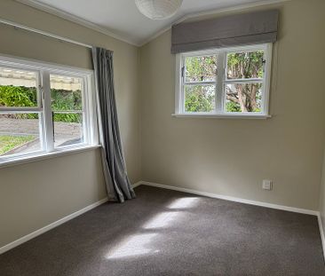 Sunny newly renovated 2 bedrm house w garage - Photo 3