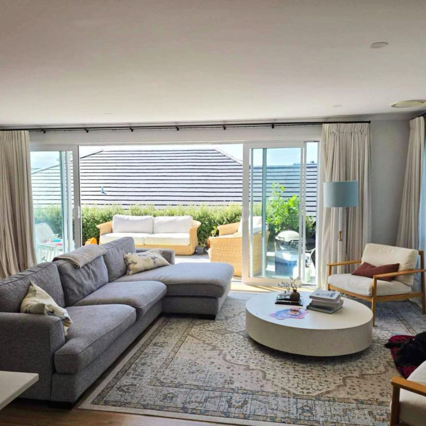 Modern, Spacious Family Home in Popular ... - Photo 1