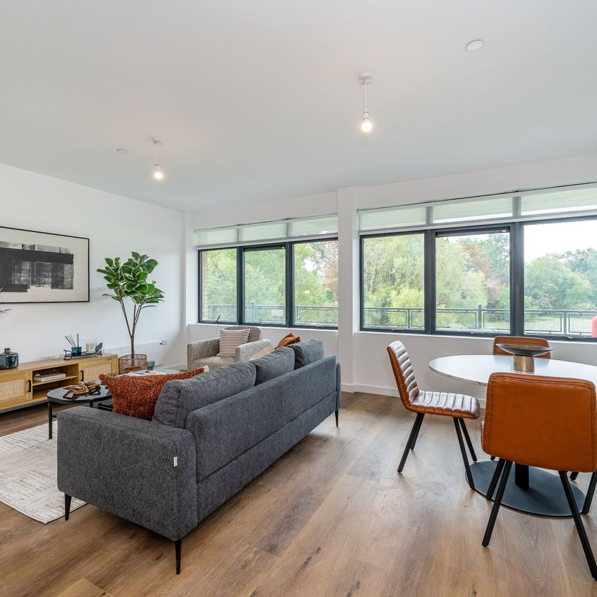 Lakeside Close, Staines Upon Thames - Photo 1
