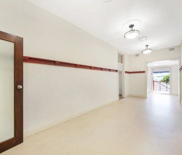 Duplex Sized, Renovated Apartment with Harbour Glimpses - Photo 5