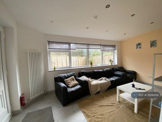 1 bedroom in a house share to rent - Photo 1