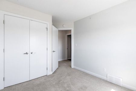 Edmonton Unfurnished townhouse Rental in Hamptons - Spacious UNFURNISHED Townhome With Double Garage In West End Community - Photo 2