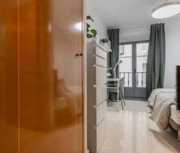 Room in a shared 8-bedroom flat for rent in Sol, must be a professi... - Photo 2