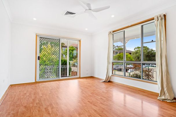 Spacious & Easy Care Three Bedroom Villa - Photo 1