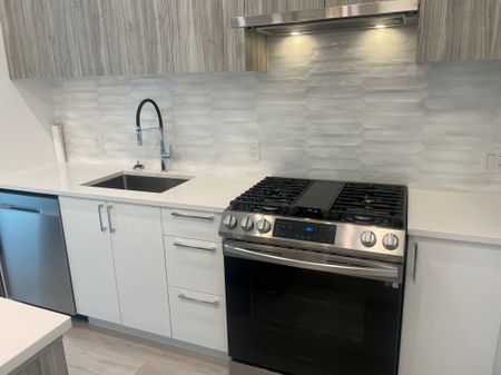 Top Floor New 1 Bedroom Near Downtown - Photo 5