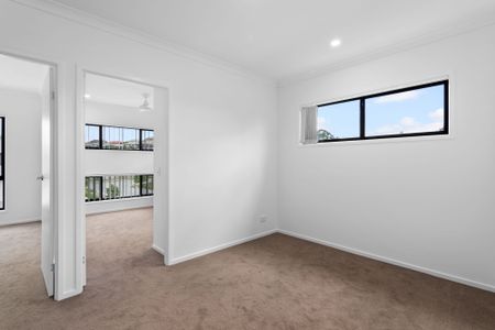 Modern 3-Bedroom Home in the Prestigious River Cove Estate - Murrumba Downs - Photo 2