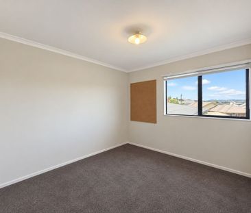 4 Bedroom, 2 Bathroom Home – Grandview Heights - Photo 4