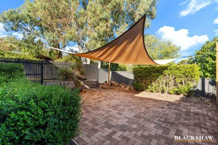 Spacious & Comfortable 4-Bedroom Family Home in Fraser - Photo 3