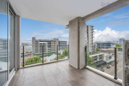 Three bedroom apartment offering city views from its 7th floor position in 'Pinnacle Apartments' - Photo 3