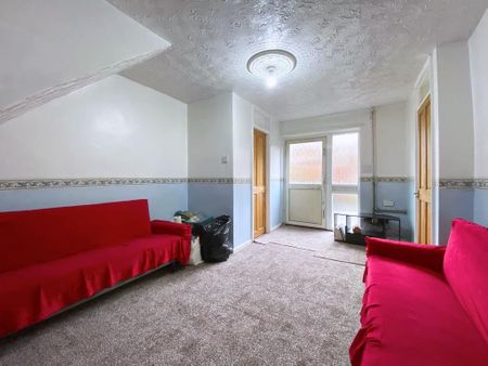 3 bedroom semi-detached house to rent - Photo 3