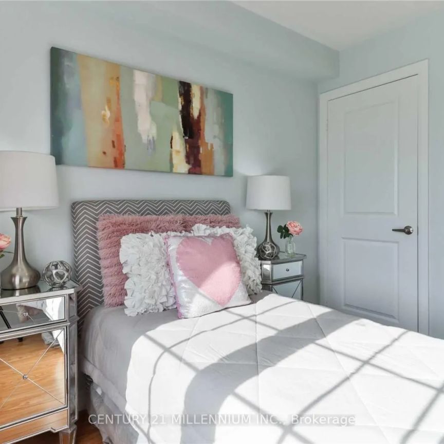 496 ROSSLAND ROAD W - Photo 1