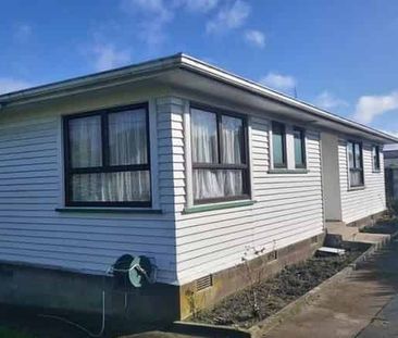Charming 3BR Home in Te Atatu South - Photo 1