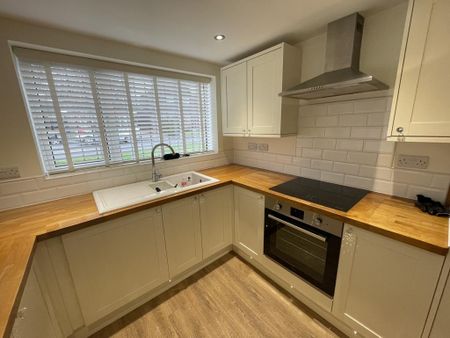 3 bedroom detached bungalow to rent - Photo 3