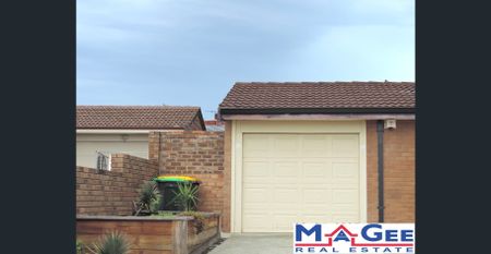 *** CHARMING INDEPENDENT HOME *** - Photo 5