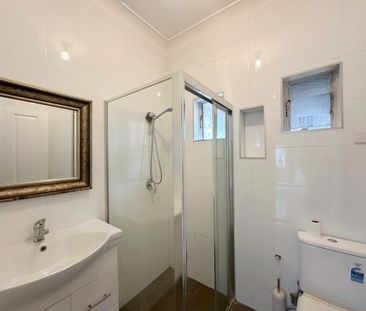 Bright & Spacious 3 Bedroom Villa Walking Distance to All Amenities - Photo 3