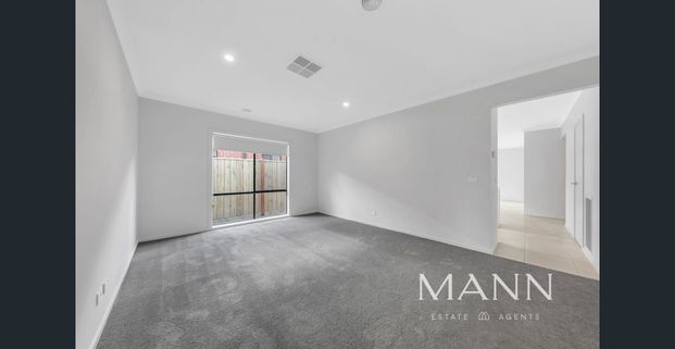 Stunning Family Home in Fraser Rise - Perfect for Modern Living - Photo 1