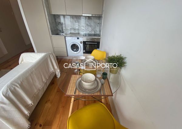 Apartamento T0+1 para arrendamento na Rua Santa Catarina, Porto