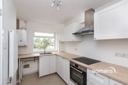 Beaulieu Gardens, Blackwater, Surrey, GU17 - Photo 2