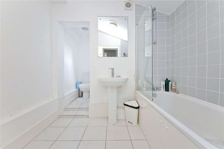 A wonderful four bedroom period house, with two bathrooms and a courtyard split over three levels measuring at 1050sq/ft. - Photo 2