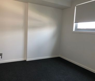 Modern one bedroom unit - 20% below market rent - Photo 2