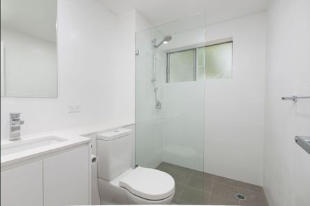 Spacious Two Bedroom Apartment - Photo 4