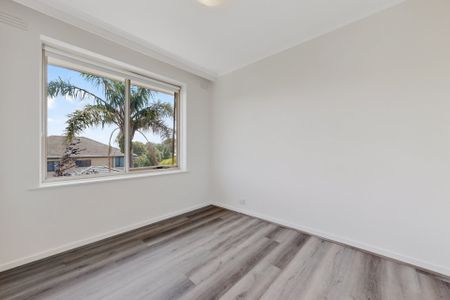 STYLISH REFRESHED APARTMENT IN PRIME KEW LOCATION - Photo 4