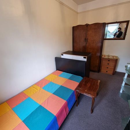 1 bedroom in a flat share to rent - Photo 3