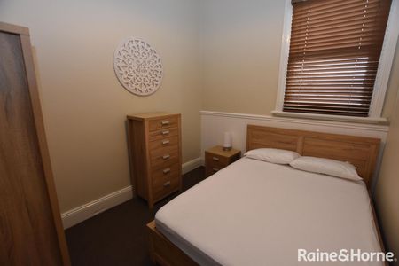 Fully Furnished & Central Apartment - Photo 4