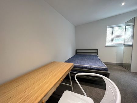 3 bed Apartment for Rent - Photo 4